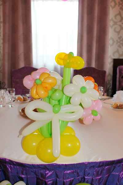 aranjament floral baloane botez